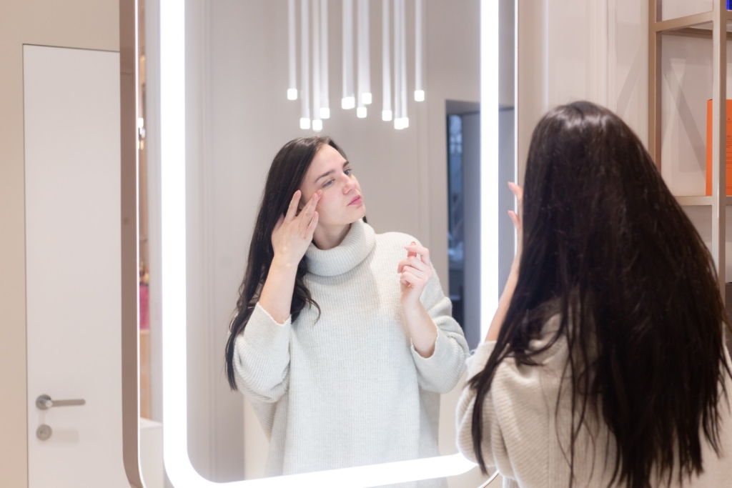 Explore the revolutionary impact of smart mirrors on personal grooming. From virtual try-ons to personalized beauty routines, discover the future of beauty tech.